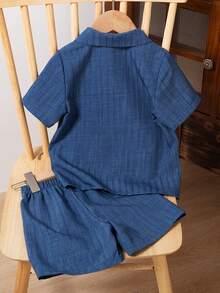 SHEIN Streecool Kids Young Boy Plain Front Button Short Sleeve Shirt And Elastic Waist Pocket Casual Outfit - Blue - View 2