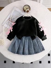 SHEIN Playful Pals 女童白色蝴蝶结卫衣搭配蓝色牛仔百褶裙套装，春秋季休闲时尚装扮，适合上学、聚会、日常穿着、旅行、通勤等场合。 - 黑色 - 查看 3