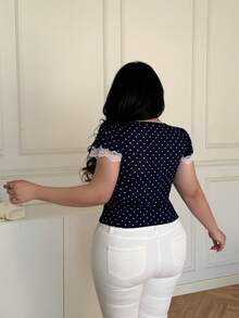 Vibekara Top élégant grande taille, de vacances, de sortie, doux et épicé, col V à pois, avec garniture en dentelle et manches bouffantes ajustées. Top ajusté décontracté d'été pour femmes - Multicolore - Voir 2
