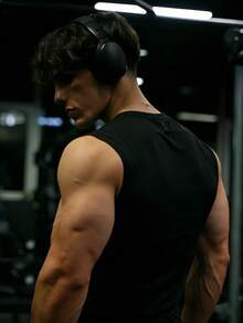 GymBeat Herr minimalistiskt tryckt ärmlös sportlinne med rund halsringning - Svart - Visa 2