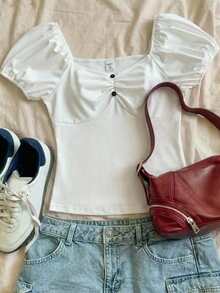 Áo kiểu Pháp màu trắng dành cho bé gái tuổi teen, kiểu dáng cổ điển tay phồng xếp ly phía trước, điểm nhấn là hàng cúc đen, viền bèo nhún, trang phục công chúa ngọt ngào cho các bé gái 8-14 tuổi, phong cách thời trang mùa hè thanh lịch trên . - trắng - Xem 3