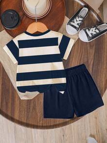 两件套男婴时尚舒适休闲圆领短袖T恤套装，采用可爱条纹和小熊印花设计，宽松圆领，适合春夏穿着。 - 彩色 - 查看 2