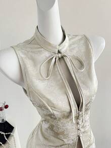 SHEIN Unity 时尚缎面薰衣草色蝴蝶刺绣立领无袖旗袍式上衣，春夏款，情人节款 - 淡紫色 - 查看 5