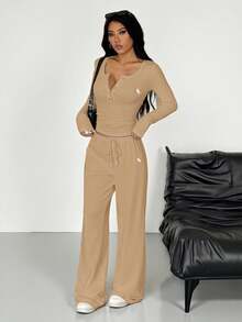 SHEIN EZwear 女款騎士印花鈕扣半開襟長袖T恤與長褲休閒日常穿著2件套居家服套裝，棉質舒適套裝 - 駝色 - 查看 4