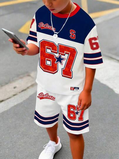 SHEIN Streecool Kids 5-delige set voor tienerjongens: casual, modieus, creatief, gepersonaliseerd, verfrissend, minimalistisch design met sterren, het cijfer 67, strepen en slogans. De set bestaat uit een kort T-shirt en een short, comfortabel voor dagelijks gebruik en een gezellige zomerstijl, geschikt voor de lente/zomer.