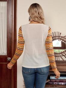 EMERY ROSE Camiseta Feminina LanaWest Casual Ocidental em Malha com Recortes, Jacquard Colorido e Listras Contrastantes nos Mangas - Damasco - Visão 2