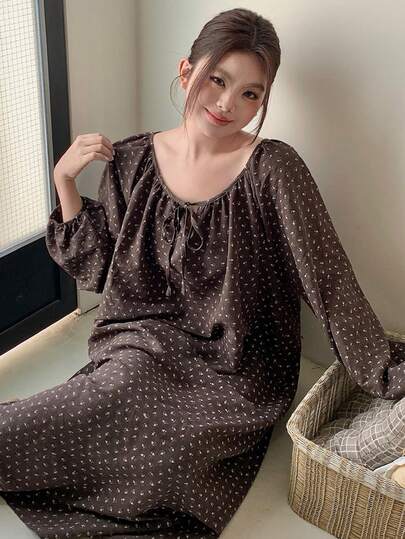 Dazy Plus Camisola longa folgada com estampa floral miúda, mangas bufantes e cordão, ideal para usar em casa na primavera/verão.