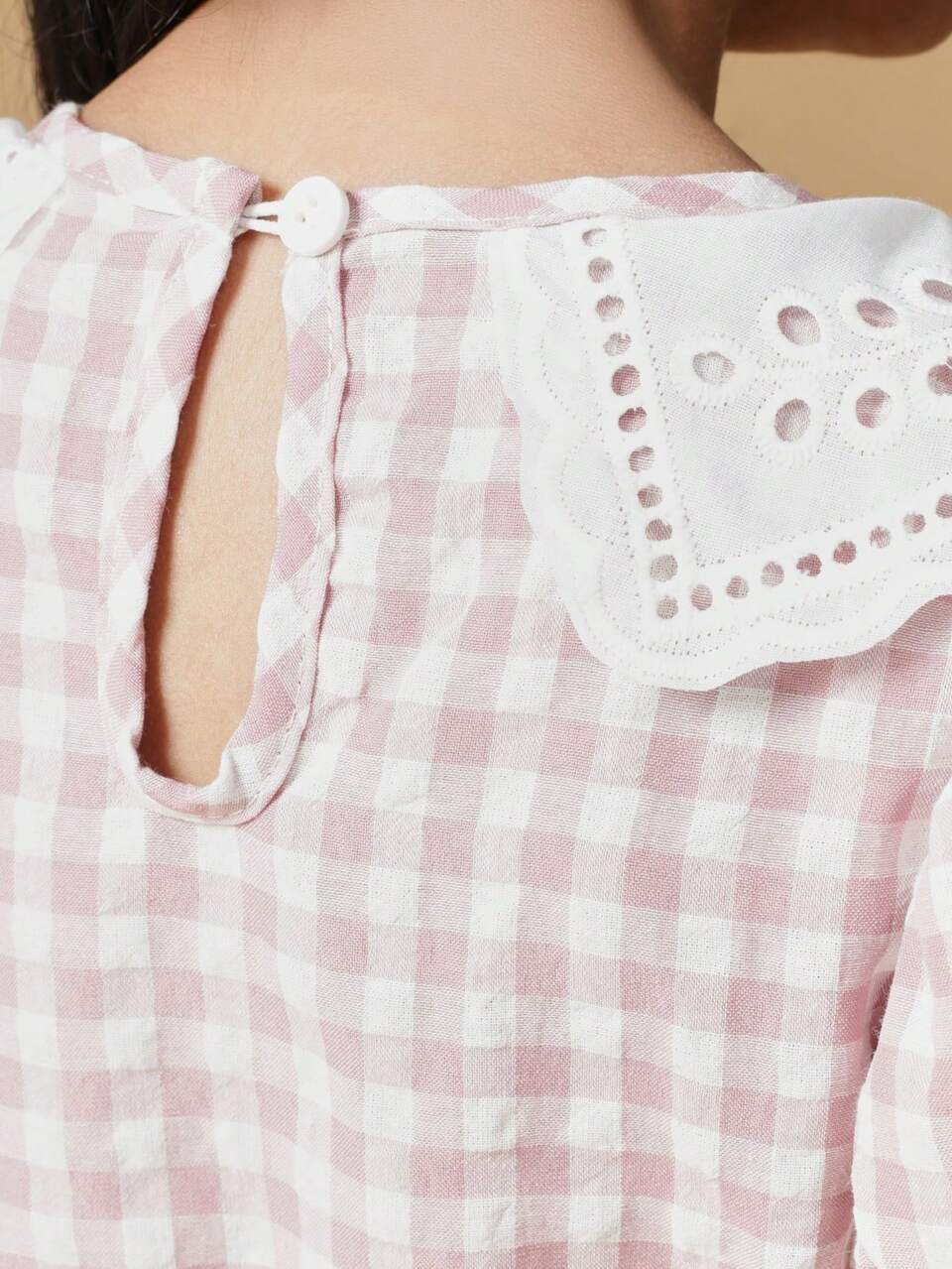 Vestido de cuadros  con cuello de encaje