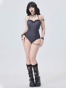 ROMWE Goth 2026 最新款黑白条纹泳衣，配有可拆卸肩带和胸前荷叶边装饰，哥特风格，适合海滩、泳池派对等场合。 - 黑與白 - 查看 4