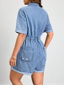 SHEIN CURVE+ 大码女式短袖单排扣休闲宽松牛仔连体裤，带口袋，春夏皆宜，适合嘉年华、通勤、度假、毕业典礼等场合，时尚百搭，Y2K风格，可爱街头风，适合派对、婚礼、商务休闲等场合。浅色水洗牛仔连体裤，翻领设计，收腰剪裁，适合日常穿着，蓝色。 - 藍色 - 查看 2