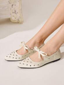 CUCCOO CHICEST 女士平底鞋，春夏新款，饰有蝴蝶结和铆钉，方头设计，优雅的玛丽珍芭蕾平底鞋，杏色仿丝绸材质。舒适百搭，实用性强，适合下午茶、约会、工作、上学等各种场合。 - 淡杏色 - 查看 5