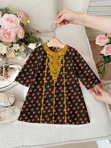 SHEIN 一件V领可爱女童碎花长袖连衣裙，舒适休闲，百搭时尚，适合日常穿着，也适合生日派对、晚宴、演出、婚礼、洗礼、秋冬季室内外活动、日常穿着、运动、聚会、拍照、度假、节日、春秋冬季等场合。 - 彩色 - 查看 5