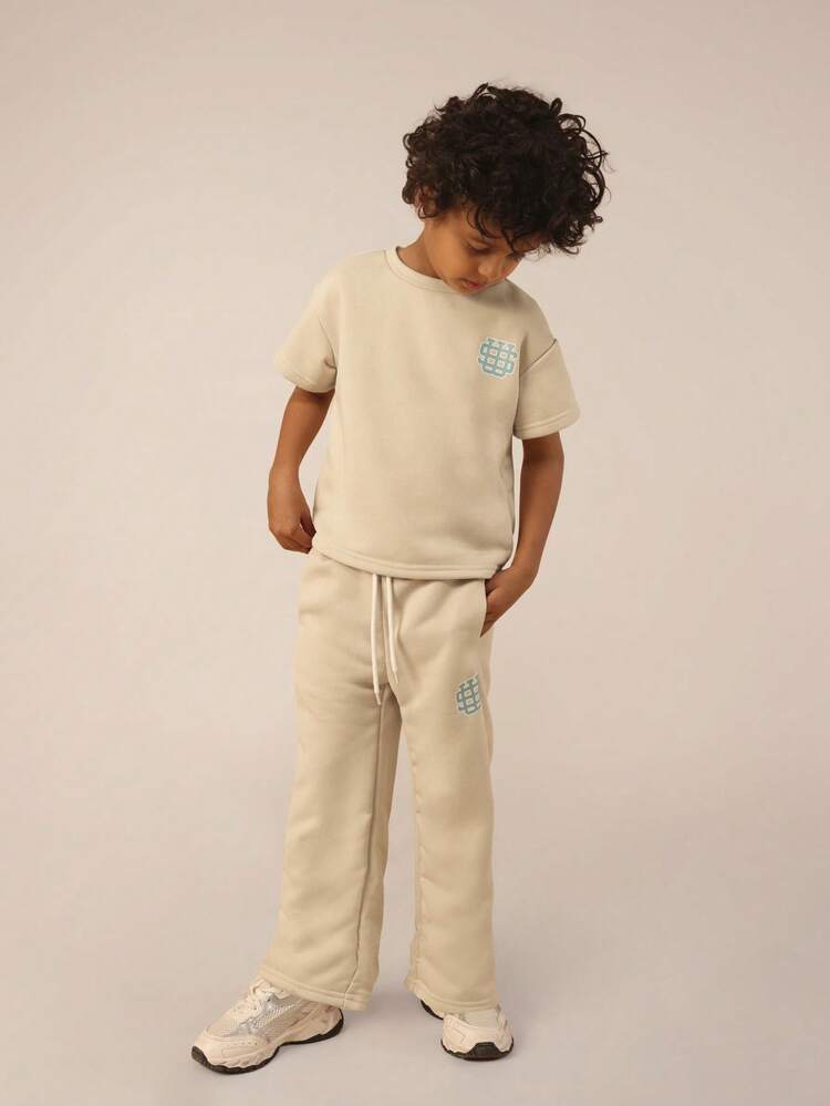 체크무늬 로고가 있는 오버사이즈 티셔츠와 조거 팬츠 세트