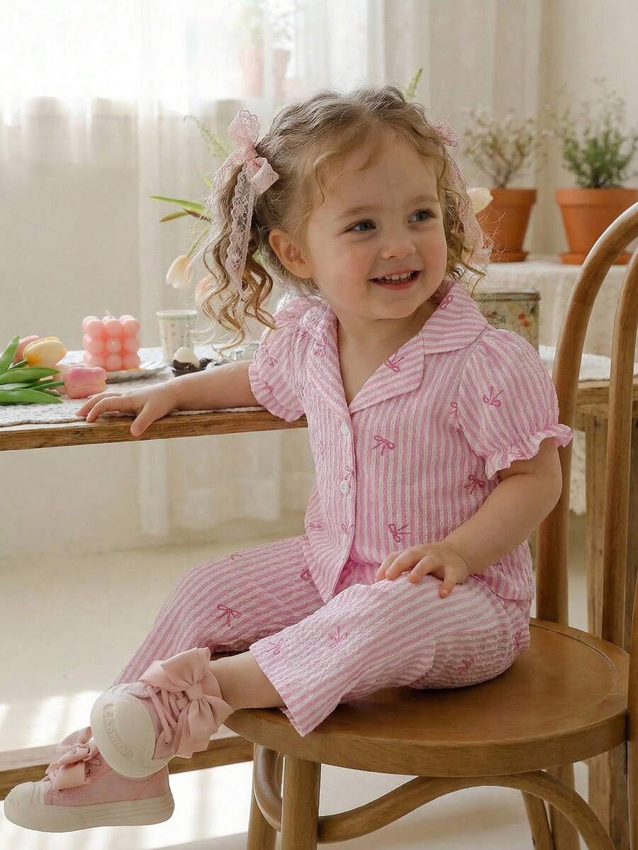 SHEIN Vintaside Kids 2件套女婴韩版可爱蝴蝶印花短袖翻领衬衫搭配白色梭织喇叭粉色蝴蝶裤套装,夏季两件套连衣裙衬衫和裤子,女婴公主休闲裤套装,正式粉色女婴休闲裤套装 - 粉色 - 查看 1