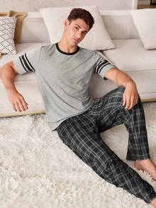 SHEIN 美式休闲条纹印花V领上衣和格子印花长裤男士睡衣套装 - 淺灰色 - 查看 7