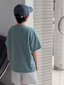 SHEIN Little Byeori 男童简约廓形绿色压纹短袖T恤，休闲舒适，时尚百搭，面料柔软，适合日常穿着、上学、郊游、户外活动，春夏皆宜。 - 綠色 - 查看 3