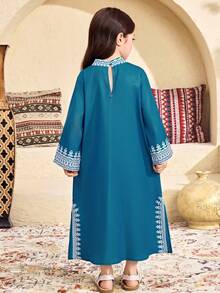 SHEIN Áo Jalabiya hoa cho bé gái, Áo Jalabiya cổ điển thanh lịch thêu hoa, Áo Jalabiya tay dài truyền thống tối giản thoải mái cho bé gái, phù hợp cho mùa xuân/hè, kiểu dáng Ramadan xuân/hè, áo Jalabiya gia đình cho kỳ nghỉ, áo Abaya thanh lịch kín đáo, áo Abaya cầu nguyện, thoải mái dễ chịu, trang phục thường ngày, phong cách nghỉ dưỡng, áo Kaftan kín đáo, áo Jalabiya trẻ em, áo Jalabiya bé gái, áo Jalabiya màu xanh lá cây và xanh dương. - màu xanh lá - Xem 3