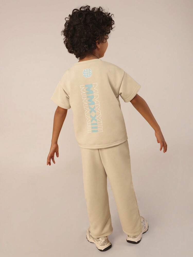 체크무늬 로고가 있는 오버사이즈 티셔츠와 조거 팬츠 세트