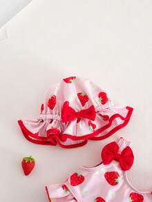 SHEIN Conjunto de playa lindo para niña con estampado de fresa, decorado con moño y sombrero - Multicolor - Ver 4