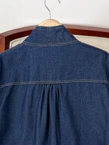 SHEIN Frenchy 大码纯色简约短袖牛仔上衣，适合夏季春季穿着，也可作为情人节、狂欢节、派对等场合的优雅上衣或休闲衬衫。这款时尚牛仔衬衫采用大蝴蝶结领和蓬松泡泡袖设计，是日常穿搭的理想之选。 - 深色水洗藍 - 查看 5