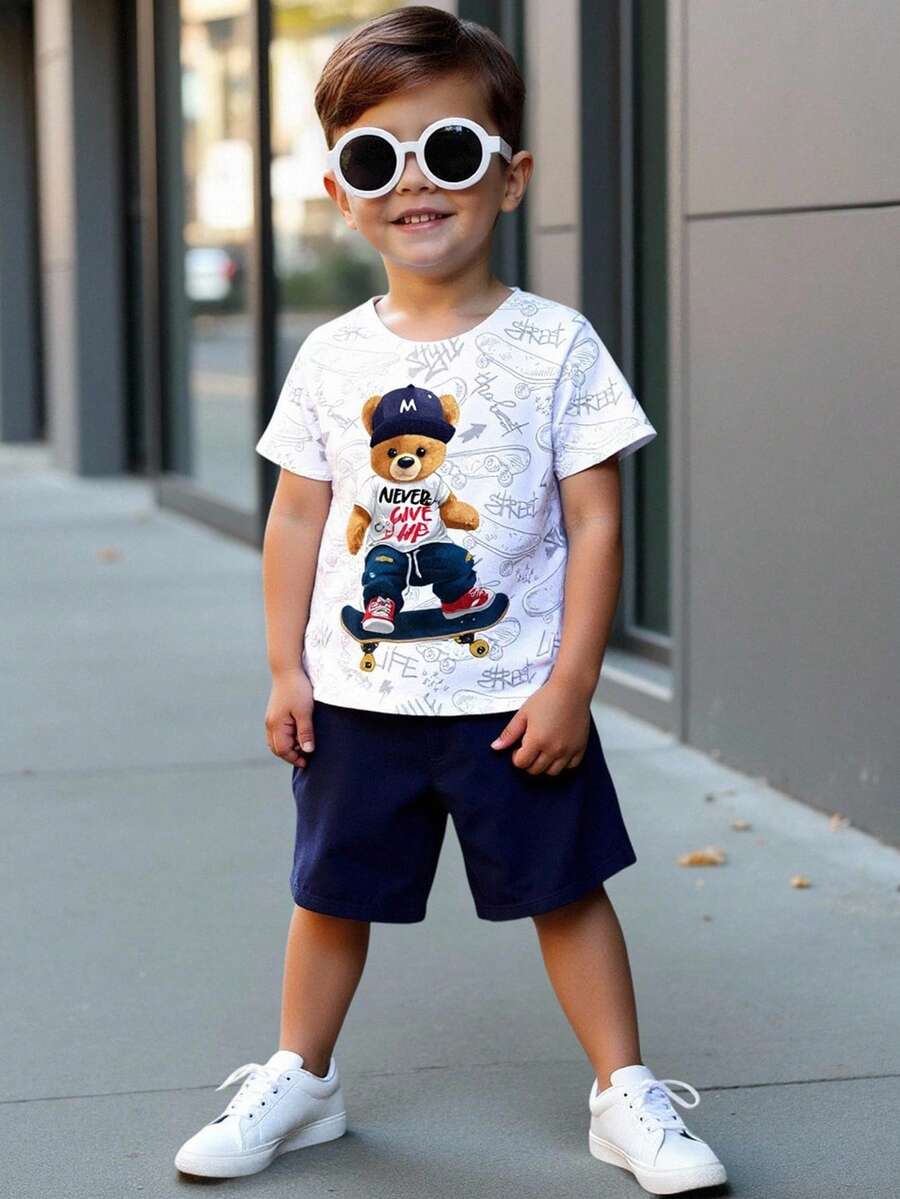 SHEIN Playful Pals 男婴两件套:休闲圆领短袖T恤,印有滑板和熊图案,搭配运动短裤,舒适时尚,适合春夏休闲、派对、户外活动和学校活动。 - 彩色 - 查看 1