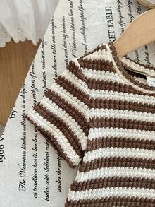 SHEIN LMoss Kids 女嬰棕色條紋圓領短袖修身休閒簡約舒適針織套裝，褲裝套裝，女嬰針織套裝 - 彩色 - 查看 5
