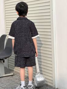 SHEIN Bộ 2 món áo sơ mi ngắn tay và quần short cho bé trai tuổi teen, phong cách thường ngày, thoải mái, đơn giản, đa năng, mềm mại, phù hợp cho mùa xuân/hè, mặc hàng ngày, chơi thể thao, đi chơi, đến trường, tụ họp, lễ hội, chụp ảnh, phong cách Hàn Quốc. - màu đen - Xem 3