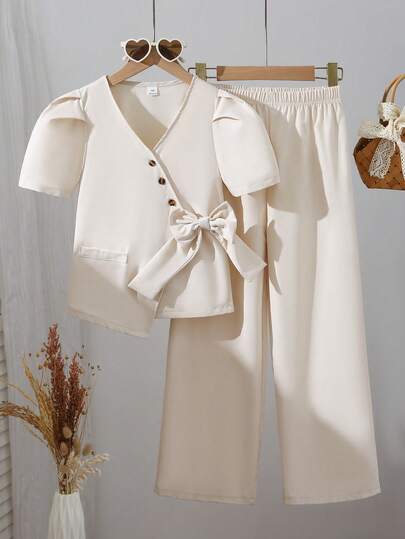 SHEIN Conjunto de 2 piezas: Blusa con mangas abullonadas, botones en diagonal y dobladillo plisado, combinada con pantalones rectos de pierna ancha para niñas