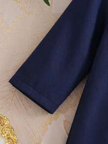 SHEIN 男婴休闲长袖立领半开襟对称金色花卉印花连体衣及配套帽子套装，婴儿长袖连体衣和帽子两件套，适合派对、节日、洗礼、日常穿着，传统长袖连体衣，适合春、夏、秋、冬四季，3个月至1岁，优雅奢华的图腾风格，金色花卉藏蓝色套装，营造优雅奢华的氛围，3个月至24个月 - 寶藍色 - 查看 7