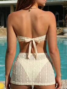 Swim Mod 2026 最新款杏色三件套泳装，包含蕾丝抹胸上衣（饰有精致贝壳珍珠）、高腰纹理半身裙和配套泳裤。背部蝴蝶结设计增添甜美浪漫的优雅气质，是海滩度假的完美之选。奶油色两件套度假装，女士两件套沙滩装，半身裙套装，女士沙滩装，沙滩上衣 - 杏色 - 查看 2