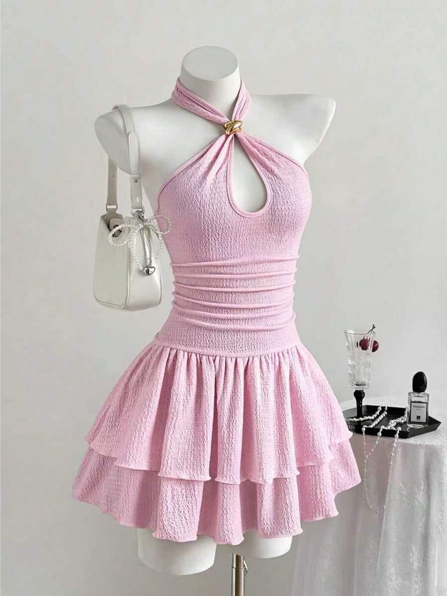 Sweetra 早春新款性感吊带金属扣装饰多层荷叶边下摆修身褶皱女式连衣裙，尽显女性公主风情。