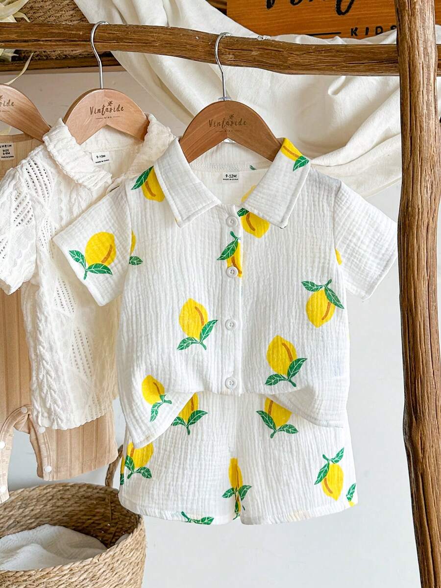 SHEIN Vintaside Kids Conjunto de camiseta de manga corta casual con botones y estampado de limón para niños pequeños, verano - Blanco - Ver 1