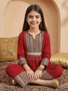 SHEIN Tween Girl V-Neck Geometric Print Long Shirt Blouse And Wide Leg Pants Casual Outfit رمضان Tween Girl Casual Round Neck Short Sleeve Top And Ditsy Floral Pants Set الملابس التقليدية العربية,Kids - Red - View 3
