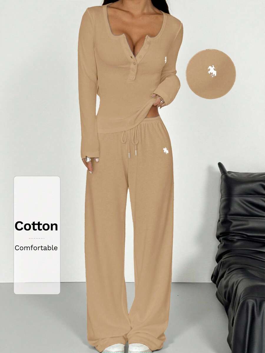 SHEIN EZwear 女款騎士印花鈕扣半開襟長袖T恤與長褲休閒日常穿著2件套居家服套裝,棉質舒適套裝 - 駝色 - 查看 1