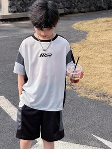 两件套男童运动休闲套装 - 柔软舒适，时尚百搭的圆领T恤，撞色拼接设计，搭配弹力腰带短裤，适合春秋夏季节穿着，是日常穿着、户外活动、上学、街头风、派对和休闲活动的理想之选。 - 白色 - 查看 5