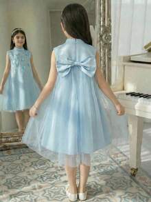 SHEIN Tween-Mädchen Kleid, einfarbig gewebt mit Strass-Verzierung, 3D-Schleife, ärmelloses A-Linien-Kleid, Prinzessinnenkleid, Hochzeitssaison-Kleid, Blumenmädchen-Kleid, blaues Kleid - Babyblau - Übersicht 2
