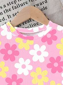 SHEIN Playful Pals 女婴时尚休闲百搭舒适圆领短袖T恤，甜美花卉印花设计，适合派对聚会等场合，轻盈舒适，春夏时尚休闲，适合春夏街头、户外、派对等场合，也是一份贴心的礼物。 - 粉色 - 查看 3