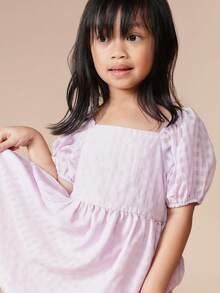 SUMWON 女童格纹泡泡袖方领A字中长连衣裙，松紧腰身，后背蝴蝶结装饰，春夏舒适，适合情人节、休闲度假等场合。 - 淡紫色 - 查看 4