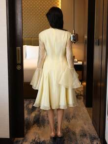 Feyla Vestido corto elegante de manga larga con cuello redondo, de unicolor y parches de malla para mujer - Amarillo claro - Ver 2