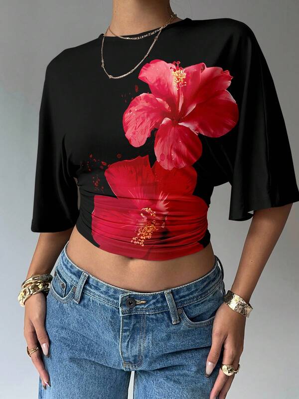  Aloruh Women's Casual Vacation Style Round Neck Batwing Sleeve Ruched Design Sexy Black Base Red Hibiscus Hawaiian Print Cropped Fashionable Top, Vacation Style Top, Summer Top, Black Top, Y2K Top, Floral Pattern T-Shirt