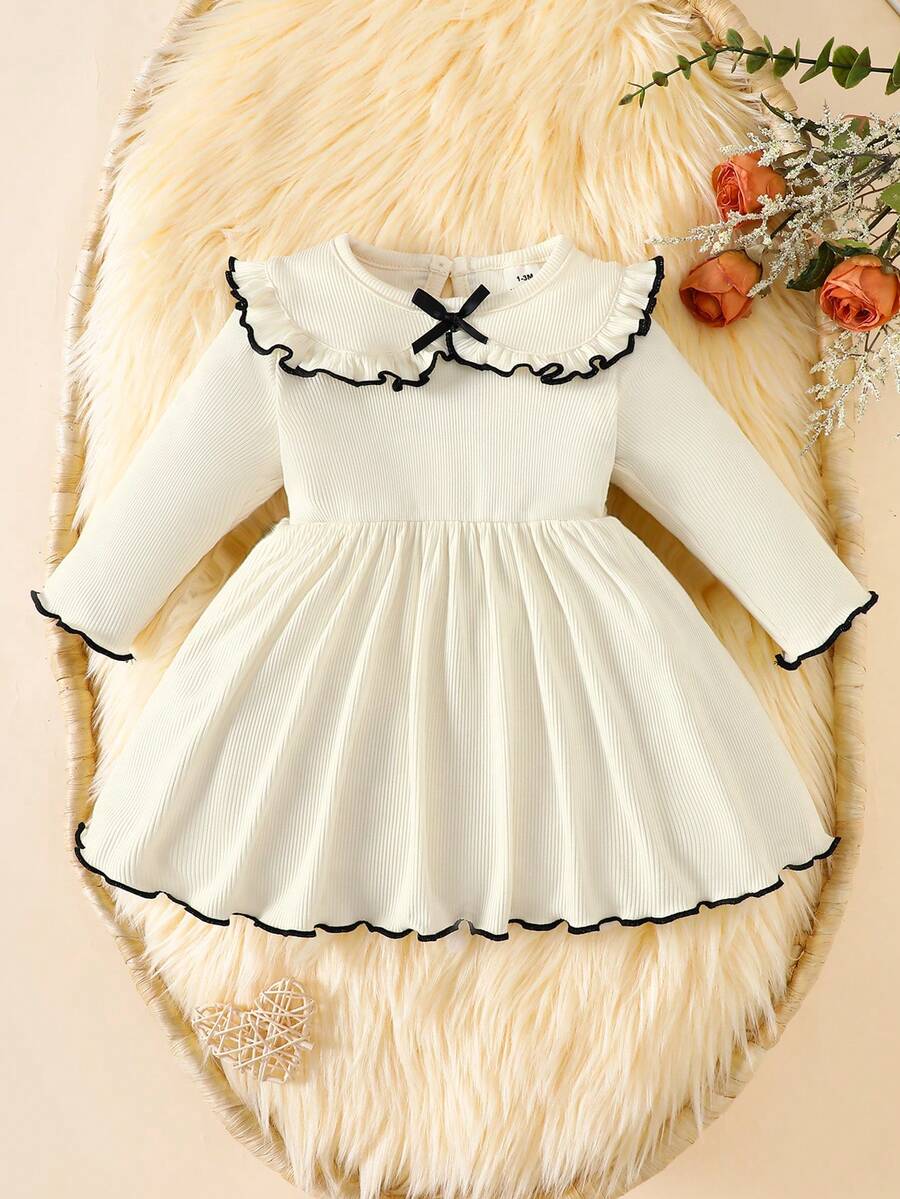 SHEIN 秋季新款女宝宝优雅甜美可爱简约休闲风格蝴蝶结撞色娃娃领白色长袖连衣裙，蝴蝶结袖口和荷叶边下摆 - 杏色 - 查看 1