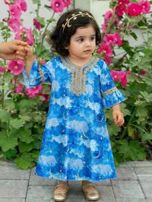 女婴斋月假日风星月印花V领荷叶袖蕾丝拼接宽松连衣裙，春夏秋季款 - 藍色 - 查看 3