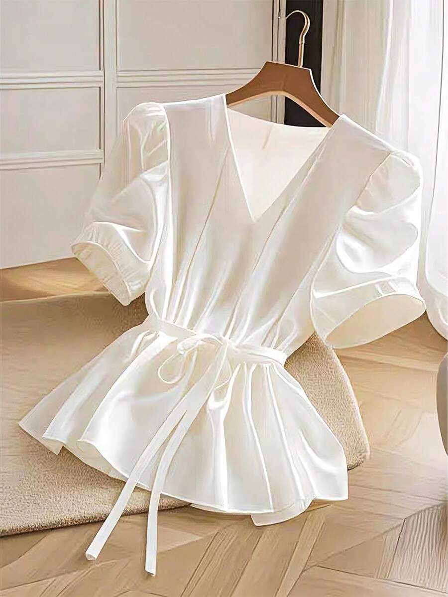 GlowEve V领泡泡袖衬衫，系带腰身，荷叶边下摆，优雅短袖上衣 - 米色 - 查看 1