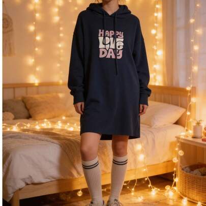 Sudadera tipo vestido oversize azul marino para mujer, con capucha y cordones, estampado "Happy Love Day" en letras retro, tela calientita ideal para invierno, loungewear, pijama o look casual con tenis