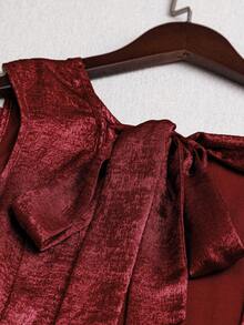 Vestido casual mini de mujer con tirantes de amarre, espalda descubierta, sin mangas, corte evasé y dobladillo con volantes - Rojo cereza - Ver 4