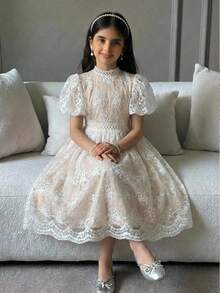 SHEIN 少女優雅米色夏季花童禮服，編織網紗刺繡蕾絲飾邊、抓皺荷葉袖、收腰公主裙，適合婚禮 - 杏色 - 查看 1