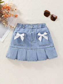 少女牛仔裙，可爱甜美休闲时尚推荐！经典水洗蓝牛仔面料，前口袋+蝴蝶结装饰，可爱活泼；松紧腰带+仿链条设计，方便穿脱；褶裥裙摆修饰腿型；适合日常出行、校园休闲、周末旅行、返校季、假期等各种场合。让您的孩子每天都充满时尚活力！ - 淺色水洗藍 - 查看 4
