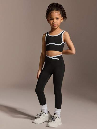 Este conjunto de 2 piezas en negro para niñas jóvenes está hecho de tela suave y elástica, perfecto para entrenamiento deportivo y juego activo. El diseño elegante pero práctico permite un movimiento fácil, convirtiéndolo en una opción versátil y cómoda para diversas actividades.