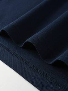 Manfinity Mode 男士撞色Polo衫，适合外出、办公、聚会等场合。男士休闲Polo衫，男士翻领衬衫，男士拉链Polo衫，男士藏蓝色短袖Polo衫，复古风格，适合日常休闲、周末旅行、户外活动、探险旅行、轻松的工作环境或半正式场合，也是送给男友/丈夫、周年纪念/生日、派对、暑假、新年、婚礼、情人节等场合的理想选择。 - 寶藍色 - 查看 3