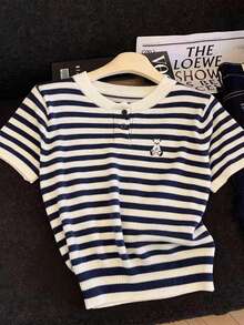 SHEIN LUNE 春夏时尚休闲度假风百搭日常沙滩装女式加大码条纹短袖毛衣，胸前绣有小熊图案，纽扣前襟半开领毛衣女式沙滩装加大码女式上衣 - 藍色 - 查看 4